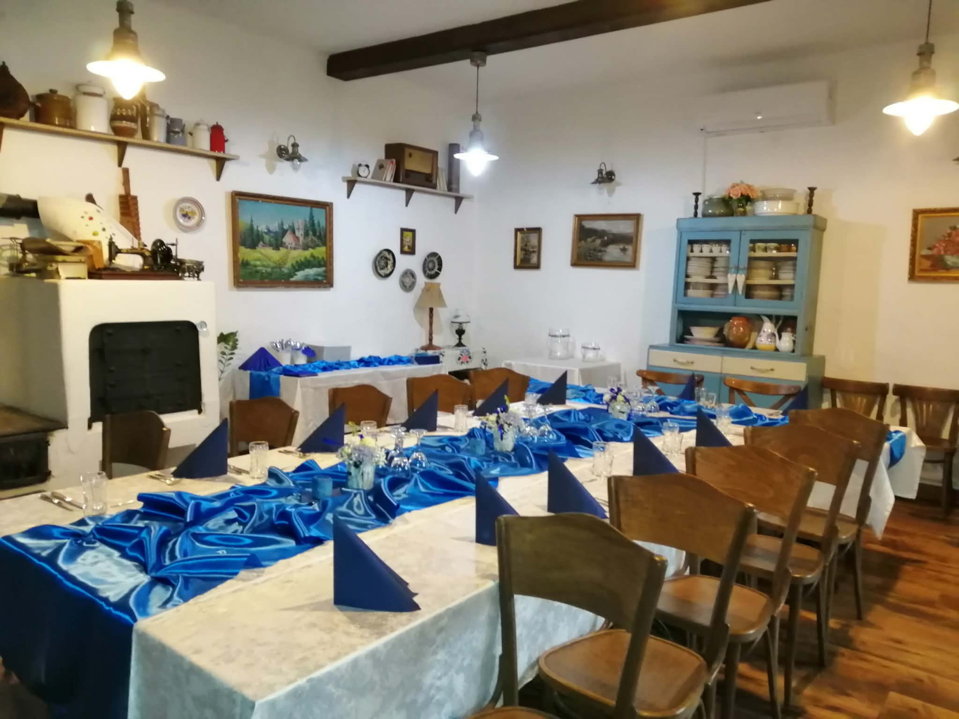 Spoločenská miestnosť s modrou slávnostnou výzdobou stolov